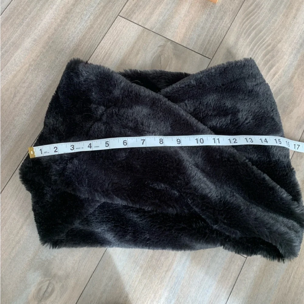 NWT American Eagle faux fur scarf black one size